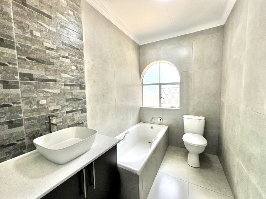 To Let 4 Bedroom Property for Rent in Vorna Valley Gauteng