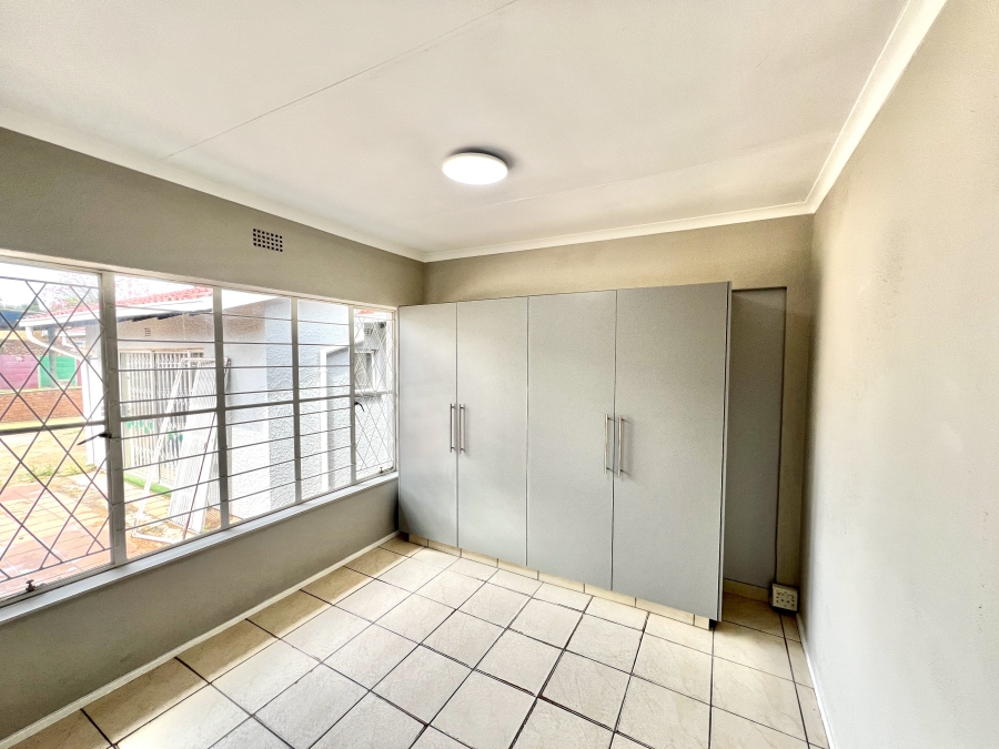 To Let 4 Bedroom Property for Rent in Vorna Valley Gauteng