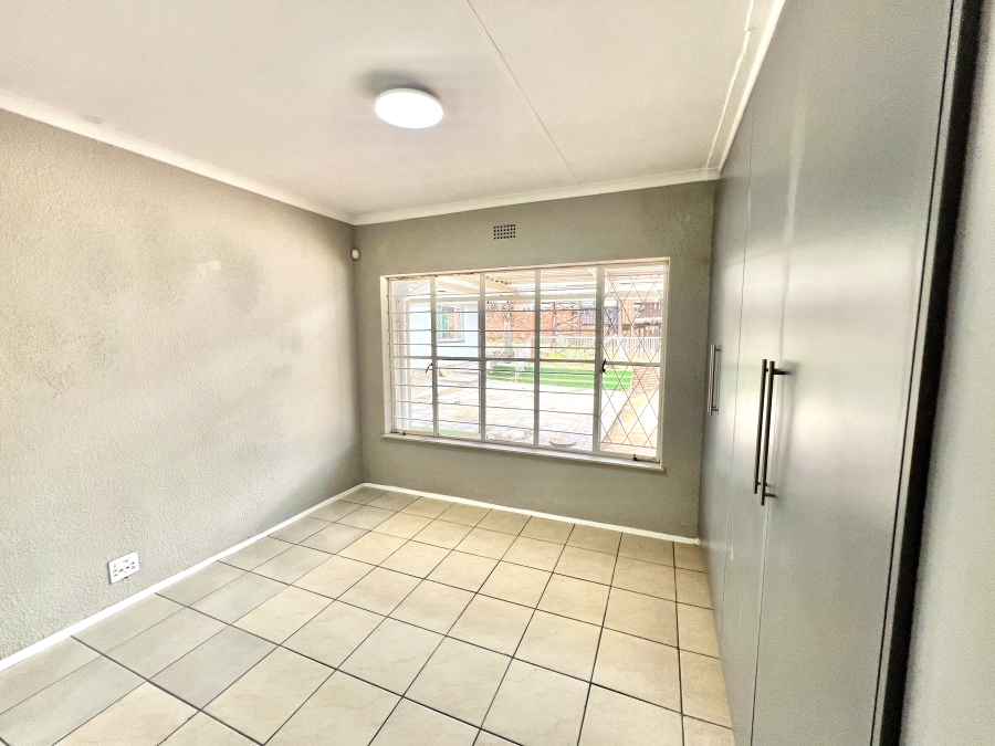 To Let 4 Bedroom Property for Rent in Vorna Valley Gauteng