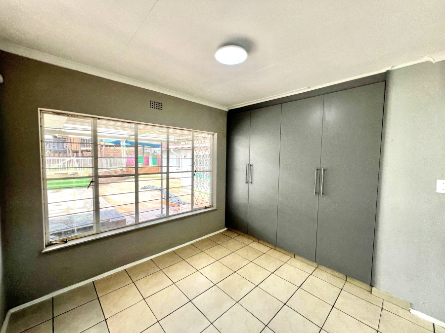 To Let 4 Bedroom Property for Rent in Vorna Valley Gauteng