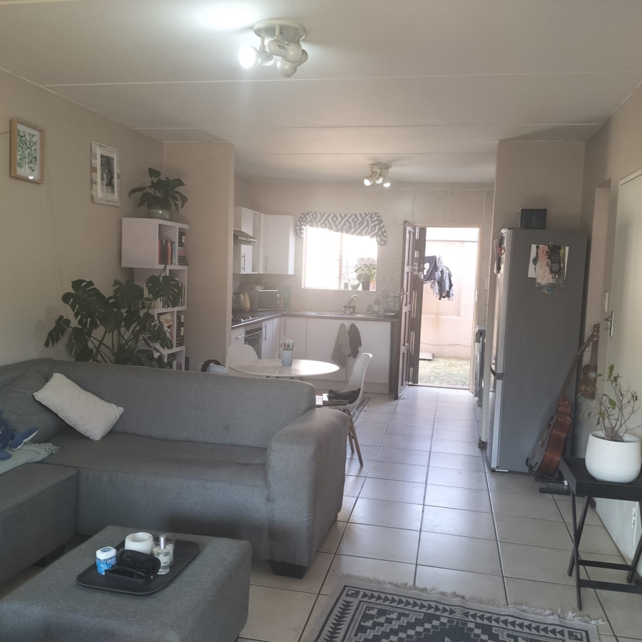 To Let 2 Bedroom Property for Rent in Florida Glen Gauteng