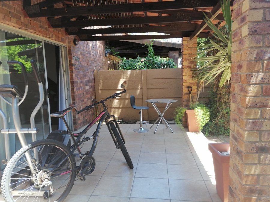 To Let 2 Bedroom Property for Rent in Florida Glen Gauteng
