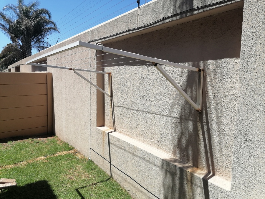 To Let 2 Bedroom Property for Rent in Florida Glen Gauteng