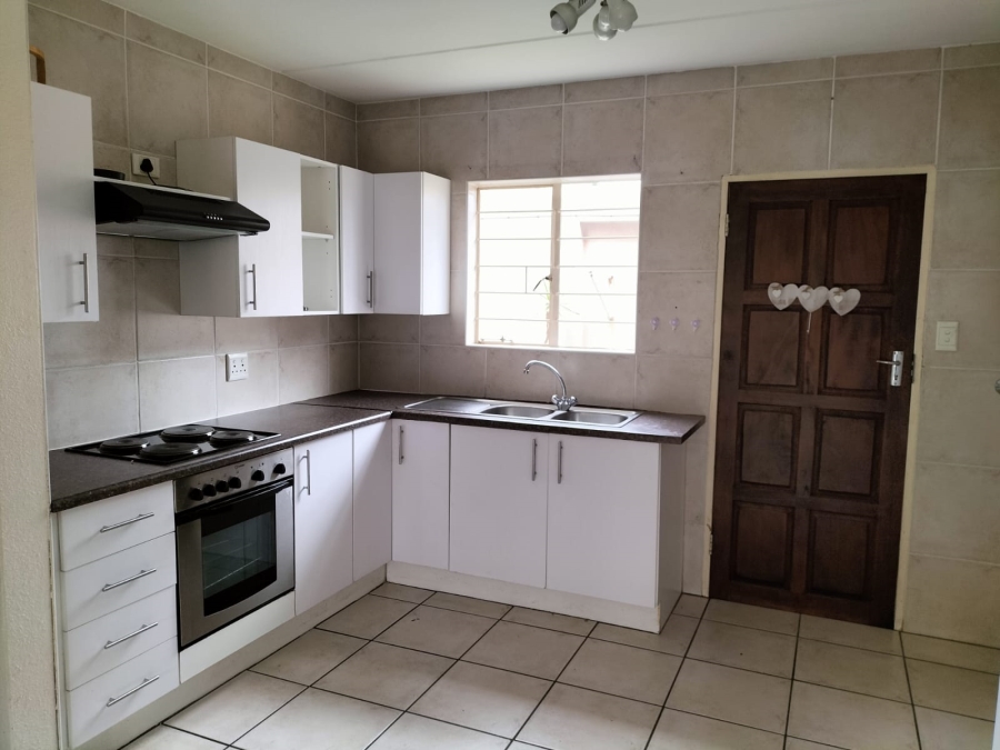 To Let 2 Bedroom Property for Rent in Florida Glen Gauteng