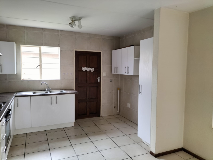 To Let 2 Bedroom Property for Rent in Florida Glen Gauteng