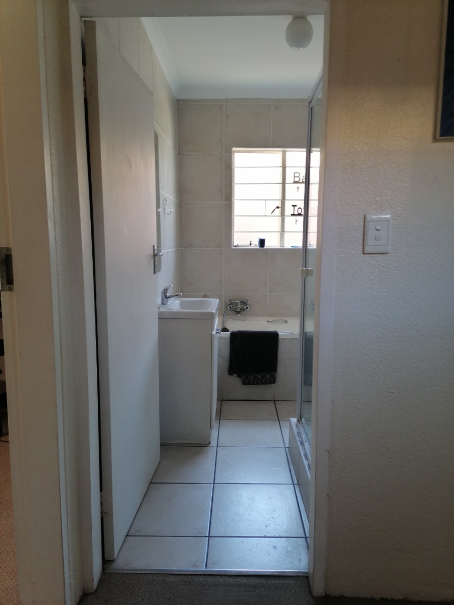 To Let 2 Bedroom Property for Rent in Florida Glen Gauteng