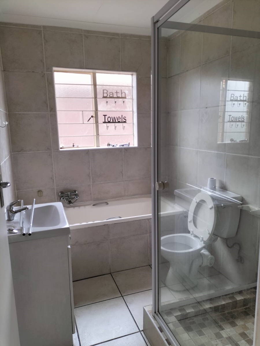 To Let 2 Bedroom Property for Rent in Florida Glen Gauteng
