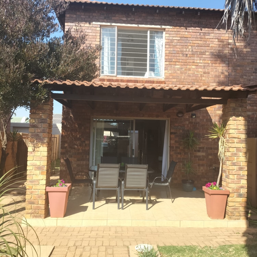 To Let 2 Bedroom Property for Rent in Florida Glen Gauteng