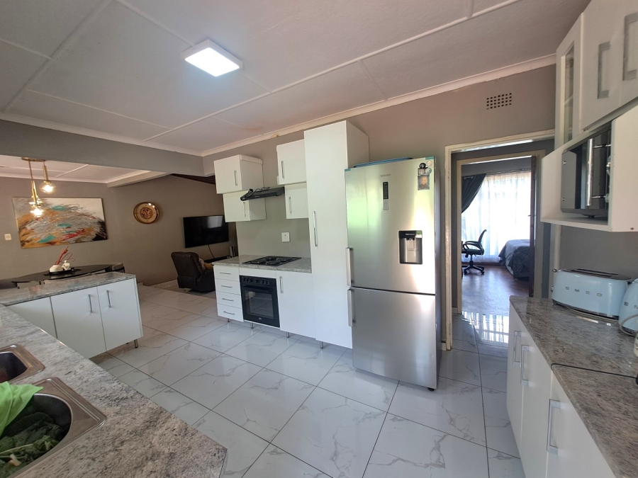To Let 5 Bedroom Property for Rent in Lyndhurst Gauteng