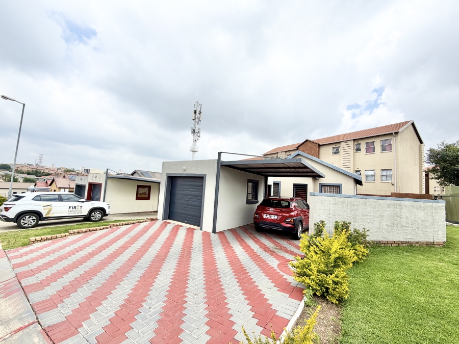2 Bedroom Property for Sale in Kosmosdal Gauteng