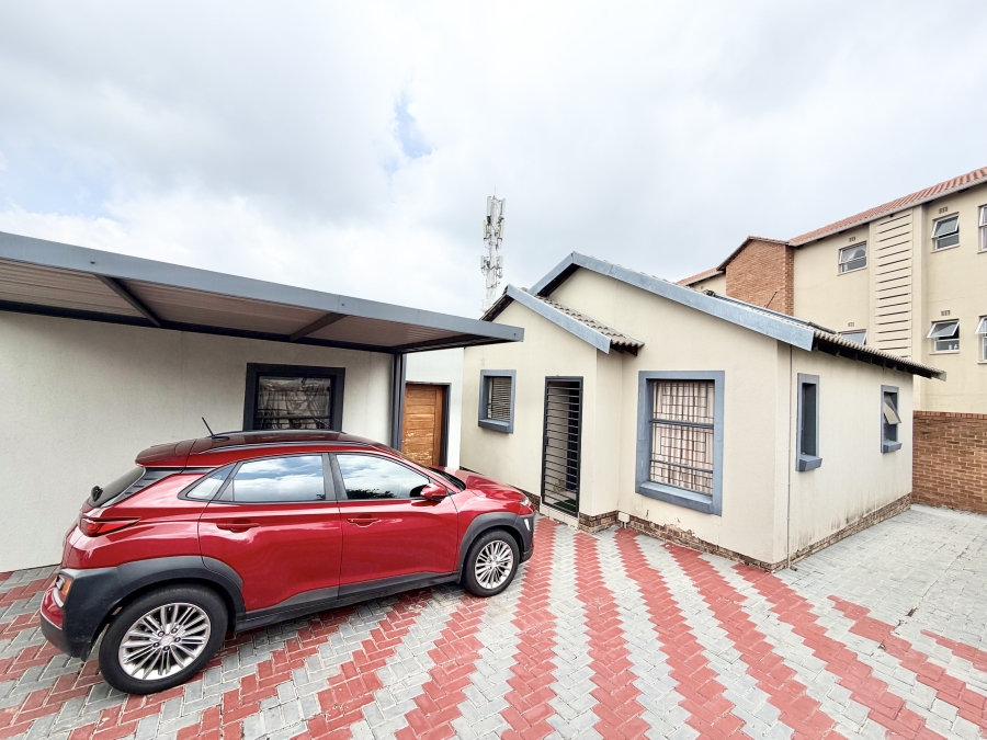 2 Bedroom Property for Sale in Kosmosdal Gauteng