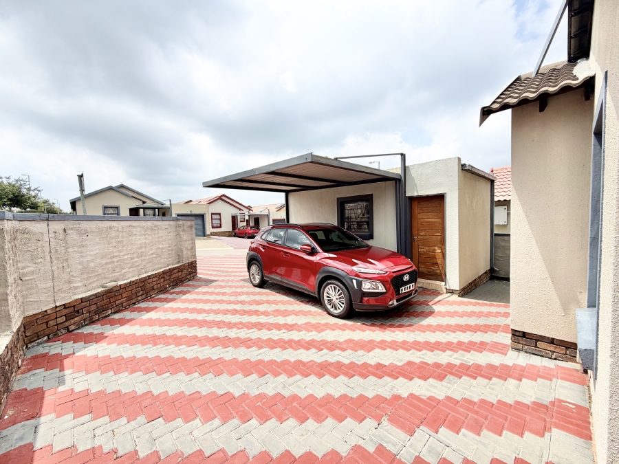2 Bedroom Property for Sale in Kosmosdal Gauteng