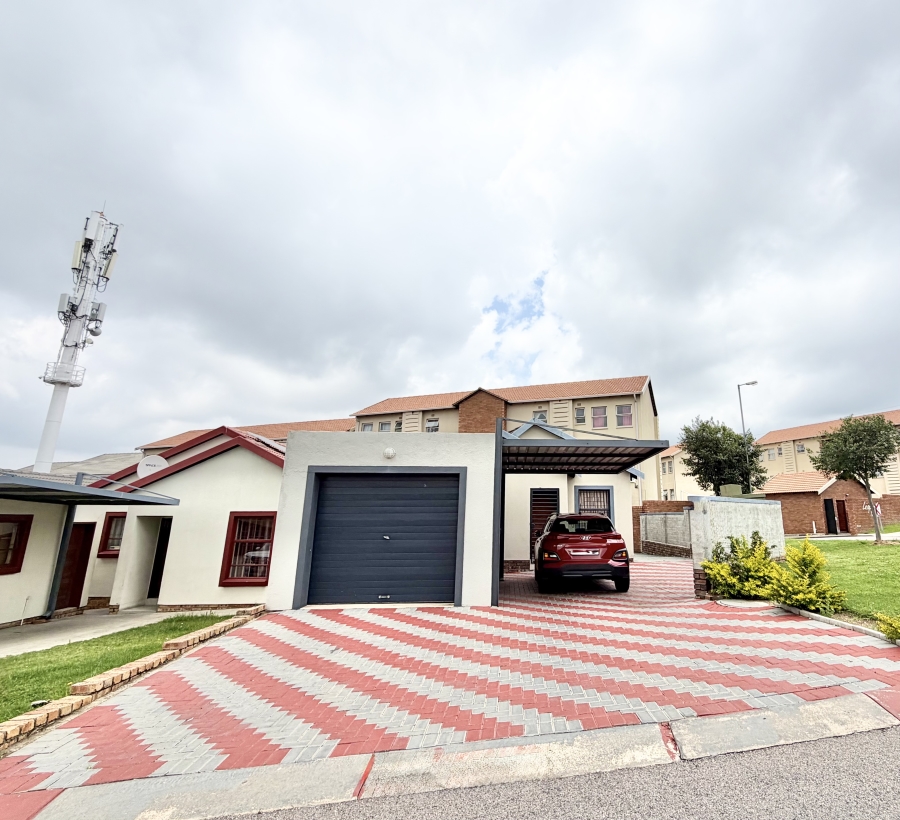 2 Bedroom Property for Sale in Kosmosdal Gauteng
