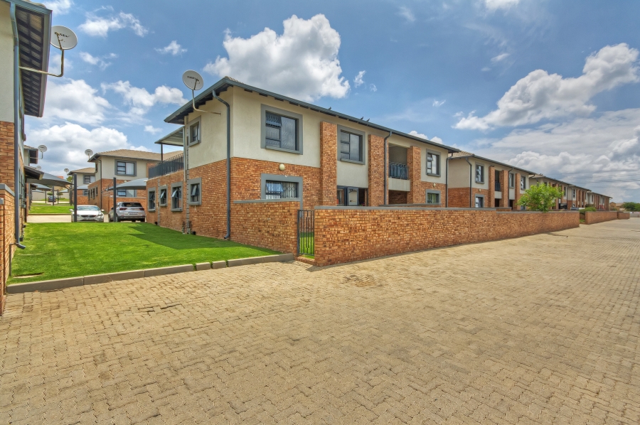 2 Bedroom Property for Sale in Noordwyk Gauteng