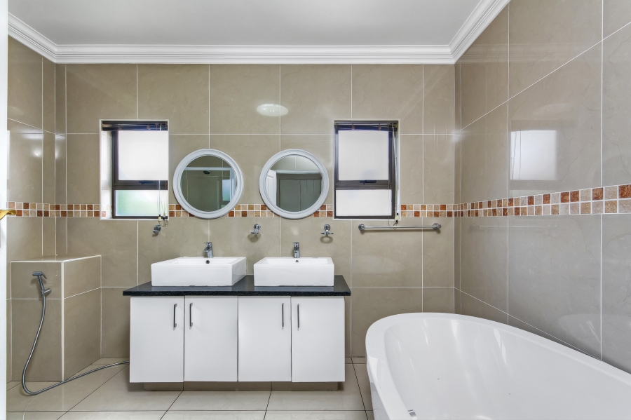 5 Bedroom Property for Sale in Kyalami Glen Estate Gauteng