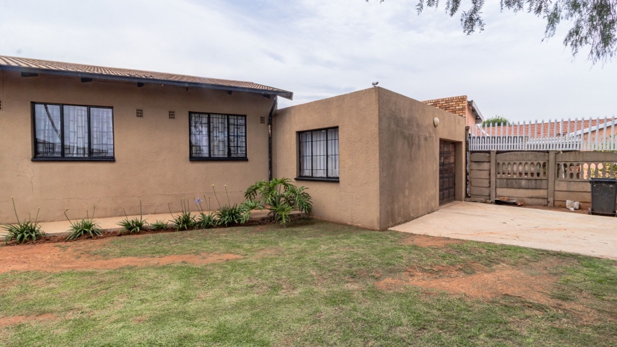 4 Bedroom Property for Sale in Lenasia South Gauteng