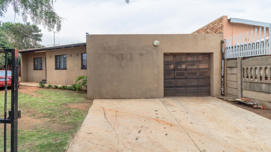4 Bedroom Property for Sale in Lenasia South Gauteng