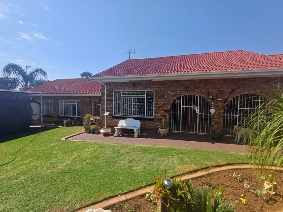 4 Bedroom Property for Sale in Helikonpark Gauteng