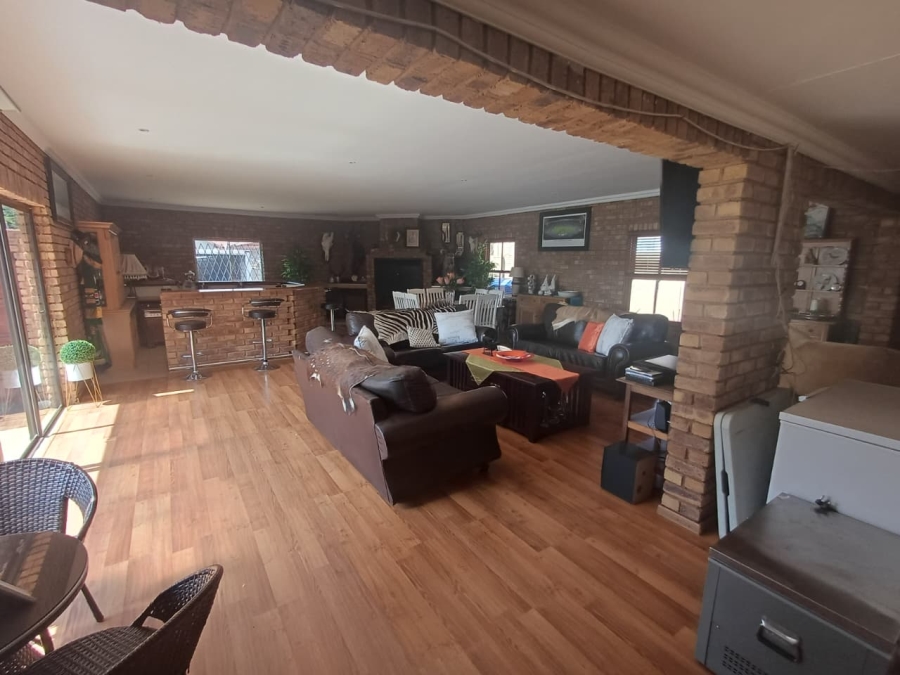 4 Bedroom Property for Sale in Helikonpark Gauteng