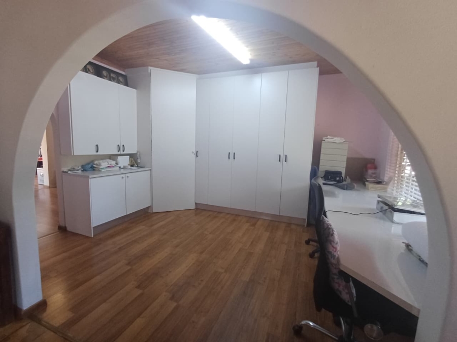 4 Bedroom Property for Sale in Helikonpark Gauteng