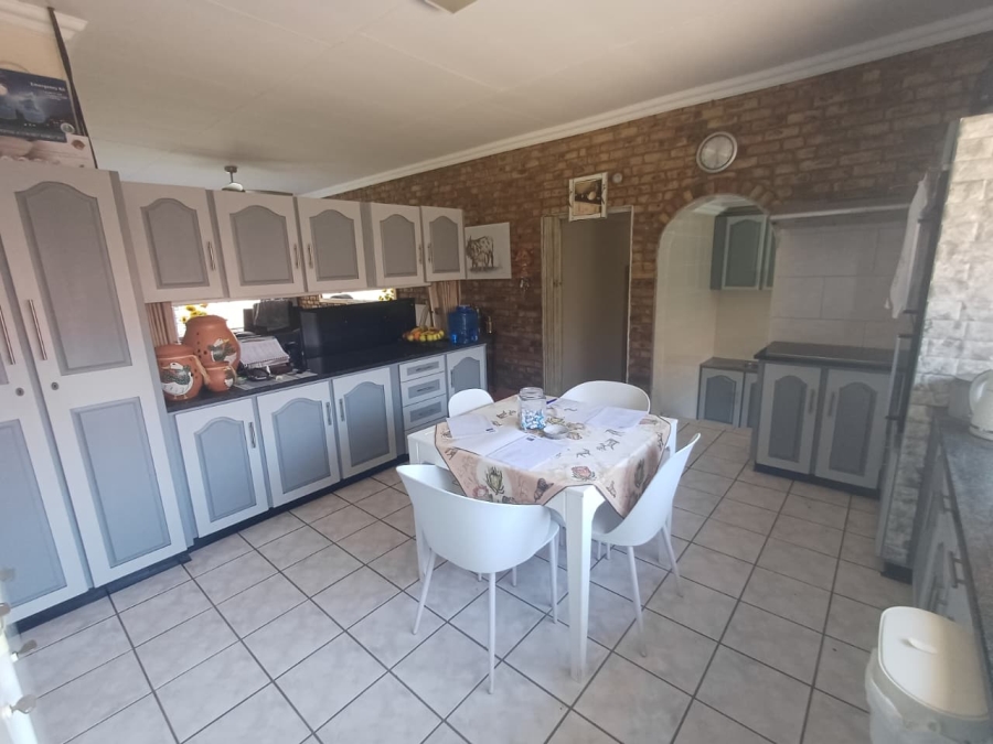 4 Bedroom Property for Sale in Helikonpark Gauteng