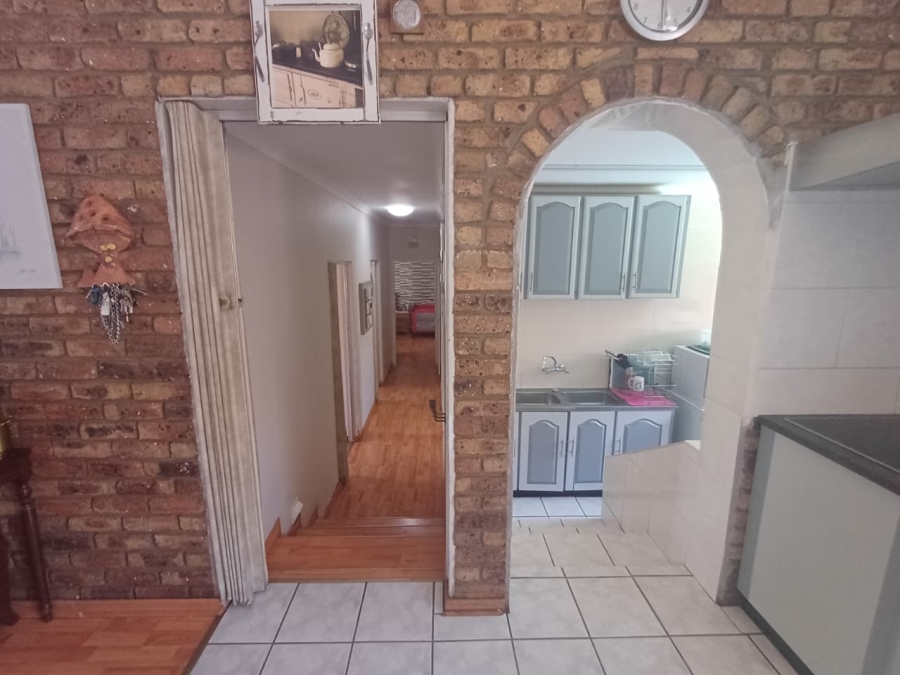 4 Bedroom Property for Sale in Helikonpark Gauteng