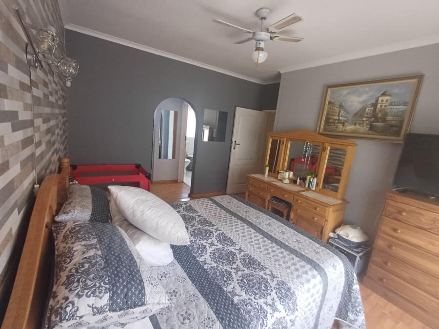 4 Bedroom Property for Sale in Helikonpark Gauteng