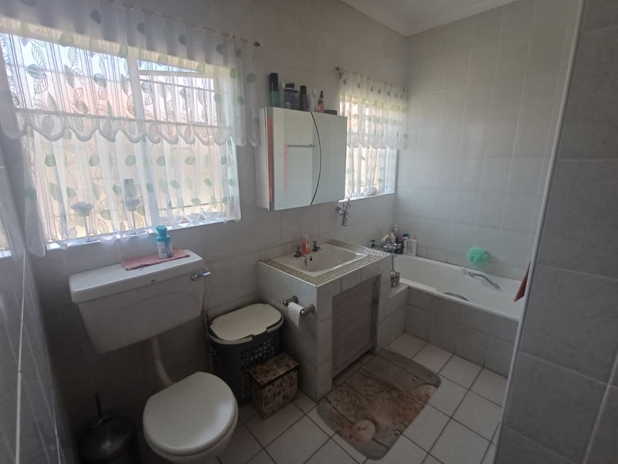 4 Bedroom Property for Sale in Helikonpark Gauteng