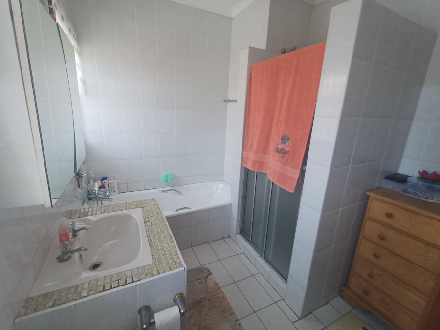 4 Bedroom Property for Sale in Helikonpark Gauteng