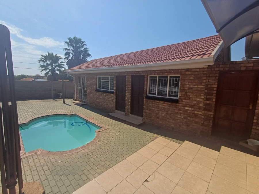 4 Bedroom Property for Sale in Helikonpark Gauteng
