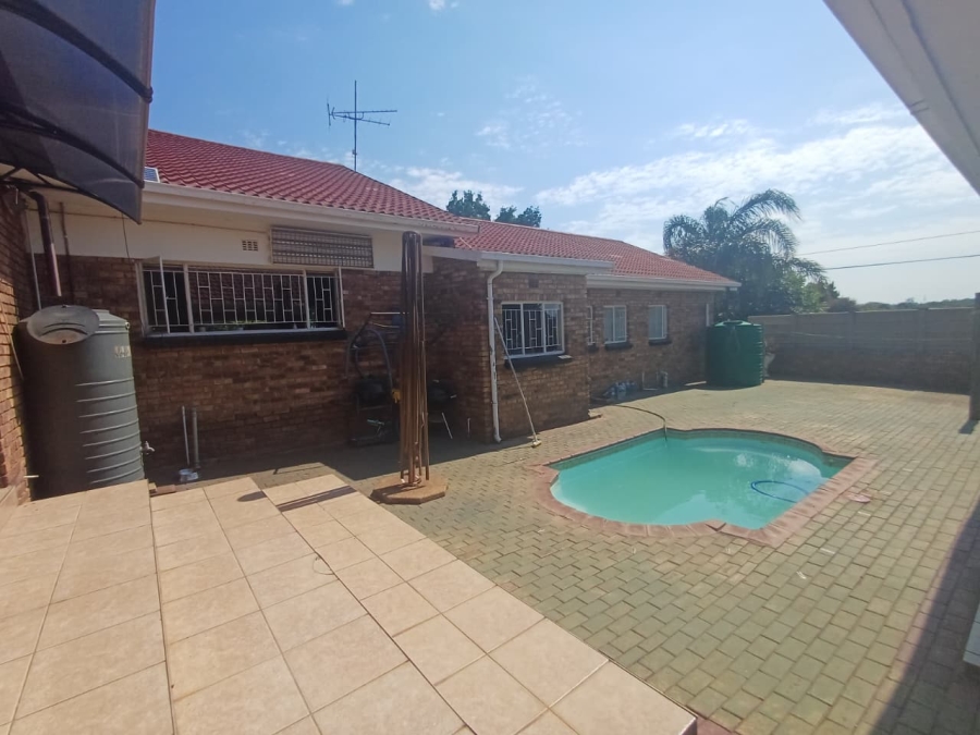 4 Bedroom Property for Sale in Helikonpark Gauteng