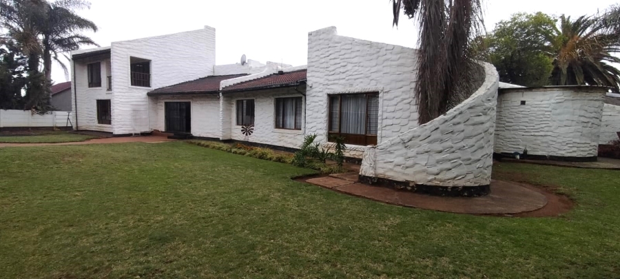 5 Bedroom Property for Sale in Helikonpark Gauteng