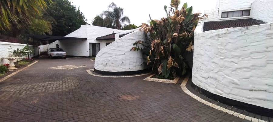 5 Bedroom Property for Sale in Helikonpark Gauteng