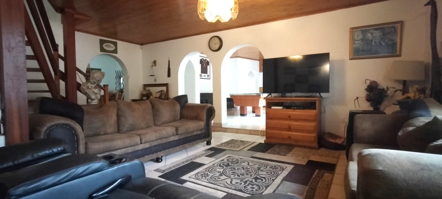 5 Bedroom Property for Sale in Helikonpark Gauteng