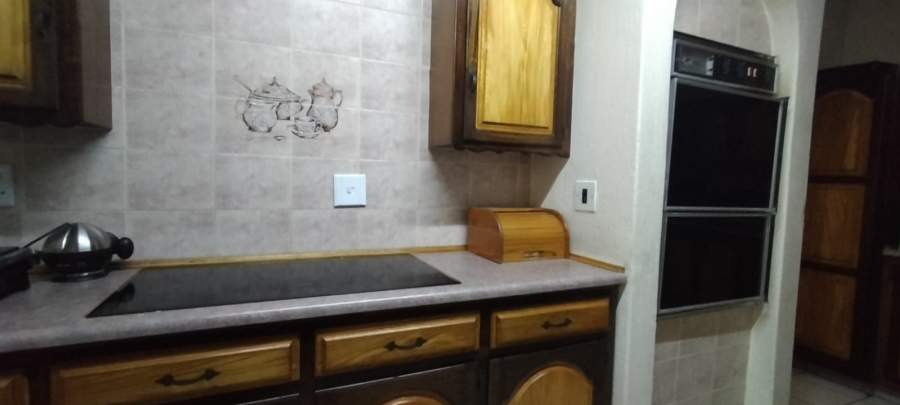 5 Bedroom Property for Sale in Helikonpark Gauteng