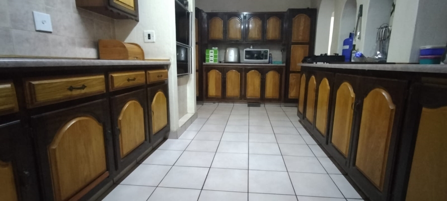 5 Bedroom Property for Sale in Helikonpark Gauteng