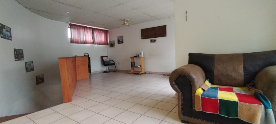 5 Bedroom Property for Sale in Helikonpark Gauteng
