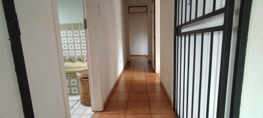 5 Bedroom Property for Sale in Helikonpark Gauteng