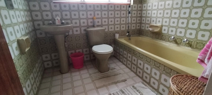 5 Bedroom Property for Sale in Helikonpark Gauteng