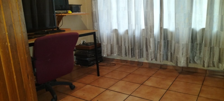 5 Bedroom Property for Sale in Helikonpark Gauteng