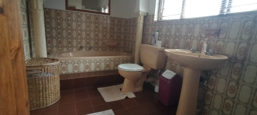 5 Bedroom Property for Sale in Helikonpark Gauteng