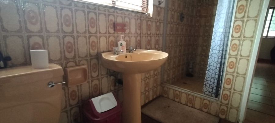 5 Bedroom Property for Sale in Helikonpark Gauteng