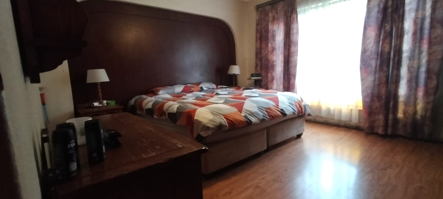 5 Bedroom Property for Sale in Helikonpark Gauteng