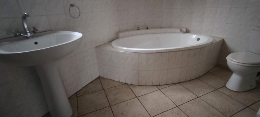 5 Bedroom Property for Sale in Helikonpark Gauteng