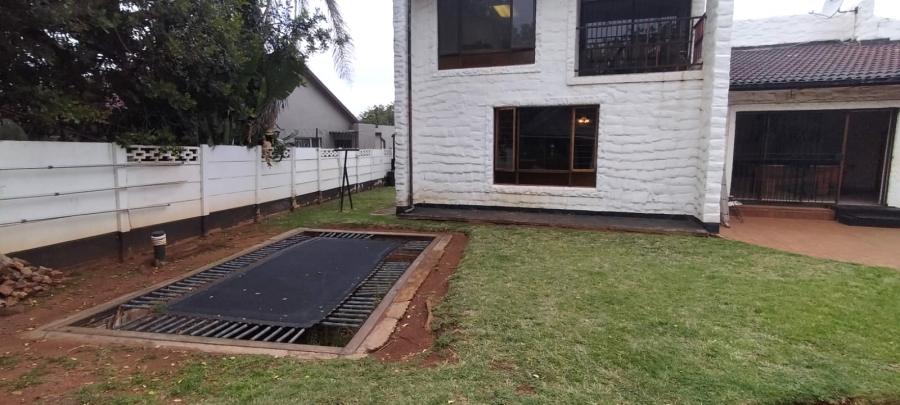 5 Bedroom Property for Sale in Helikonpark Gauteng