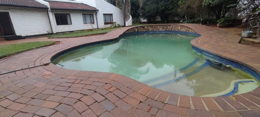 5 Bedroom Property for Sale in Helikonpark Gauteng