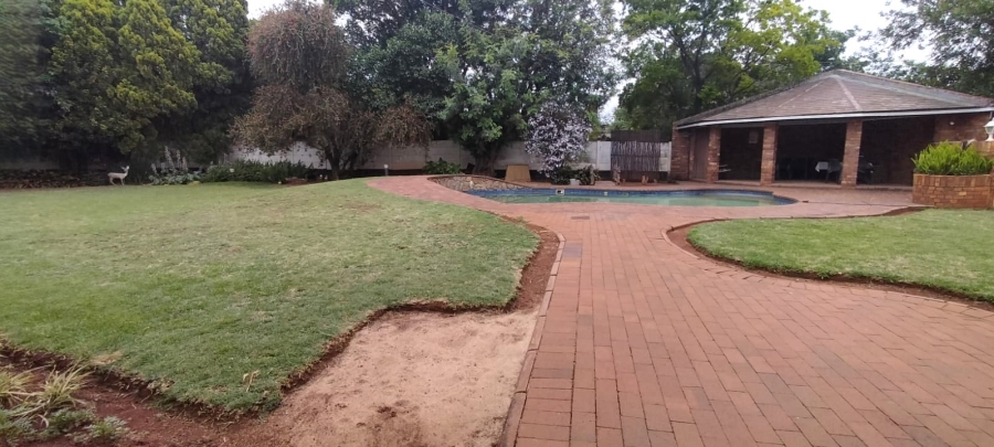 5 Bedroom Property for Sale in Helikonpark Gauteng