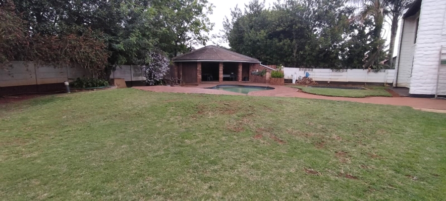 5 Bedroom Property for Sale in Helikonpark Gauteng