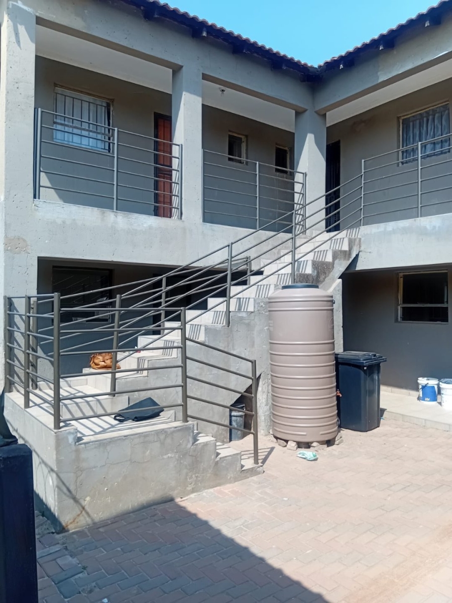 6 Bedroom Property for Sale in Mohlakeng Gauteng