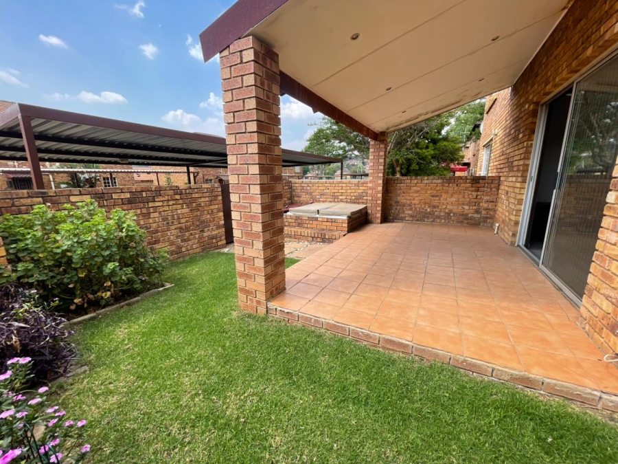 2 Bedroom Property for Sale in Wilgeheuwel Gauteng